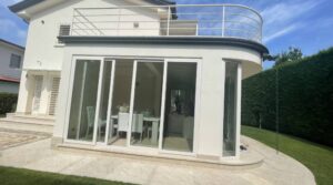 VILLA A POCHI KM DA FORTE DEI MARMI